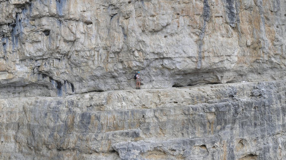 Zooming further out, we see Djuke on a small ledge in the middle of a big cliff