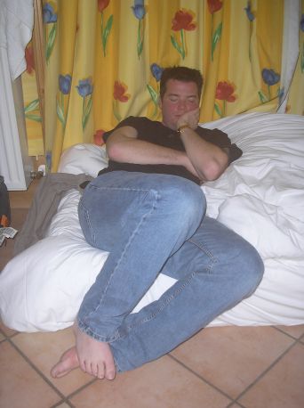 James asleep in the appartment, crashed on a bed in the living room